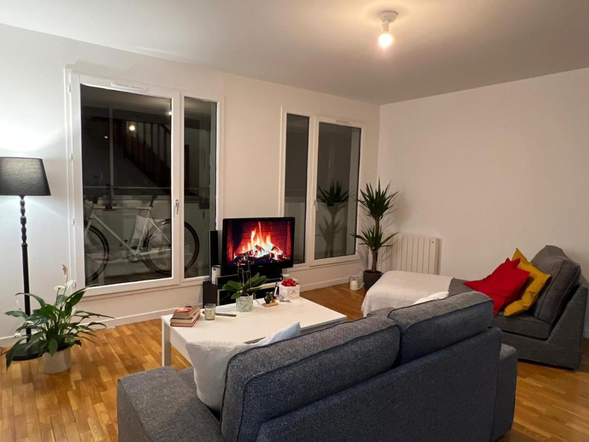 Entire Apartment With Terrace パリ エクステリア 写真