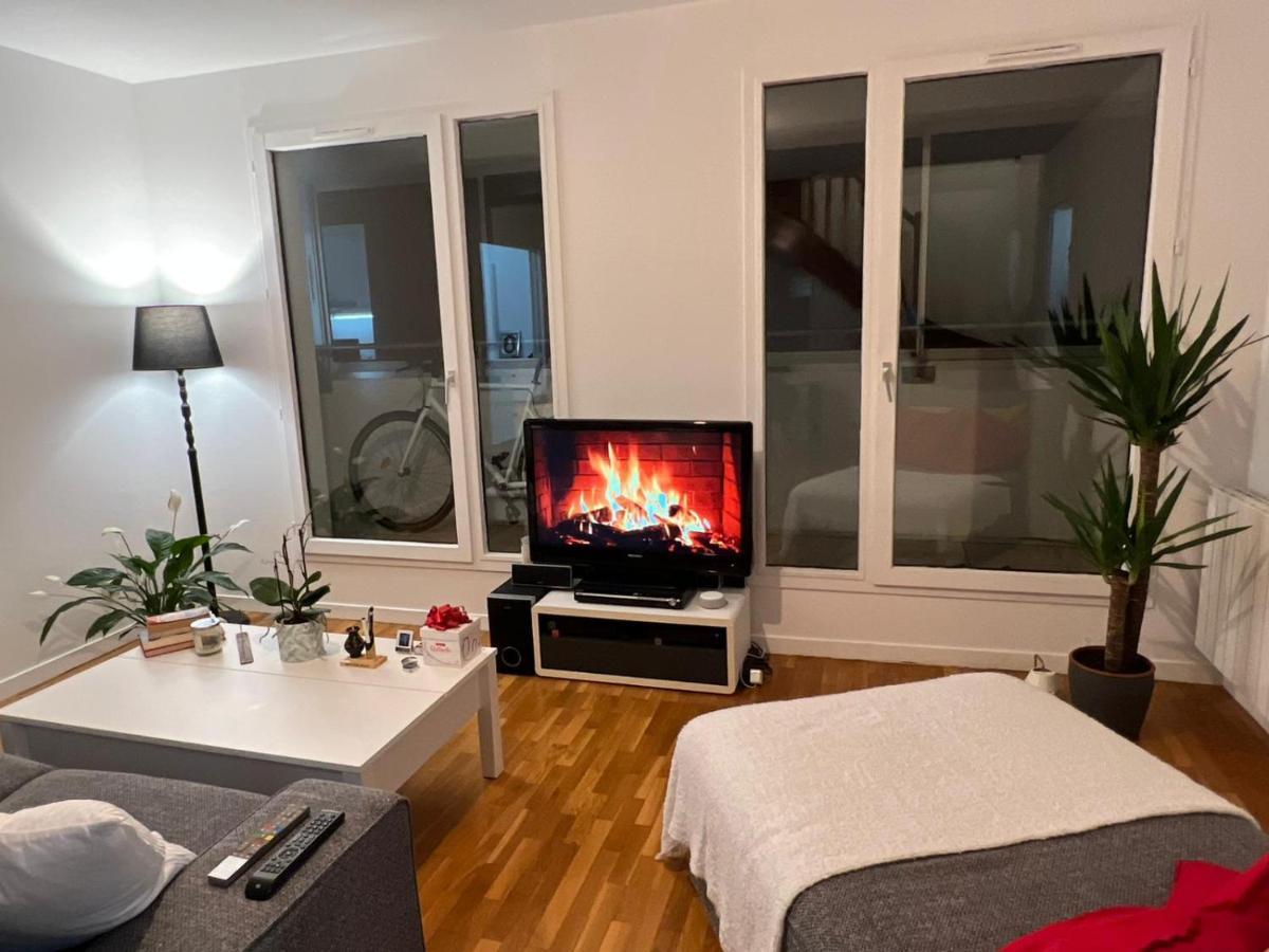 Entire Apartment With Terrace パリ エクステリア 写真
