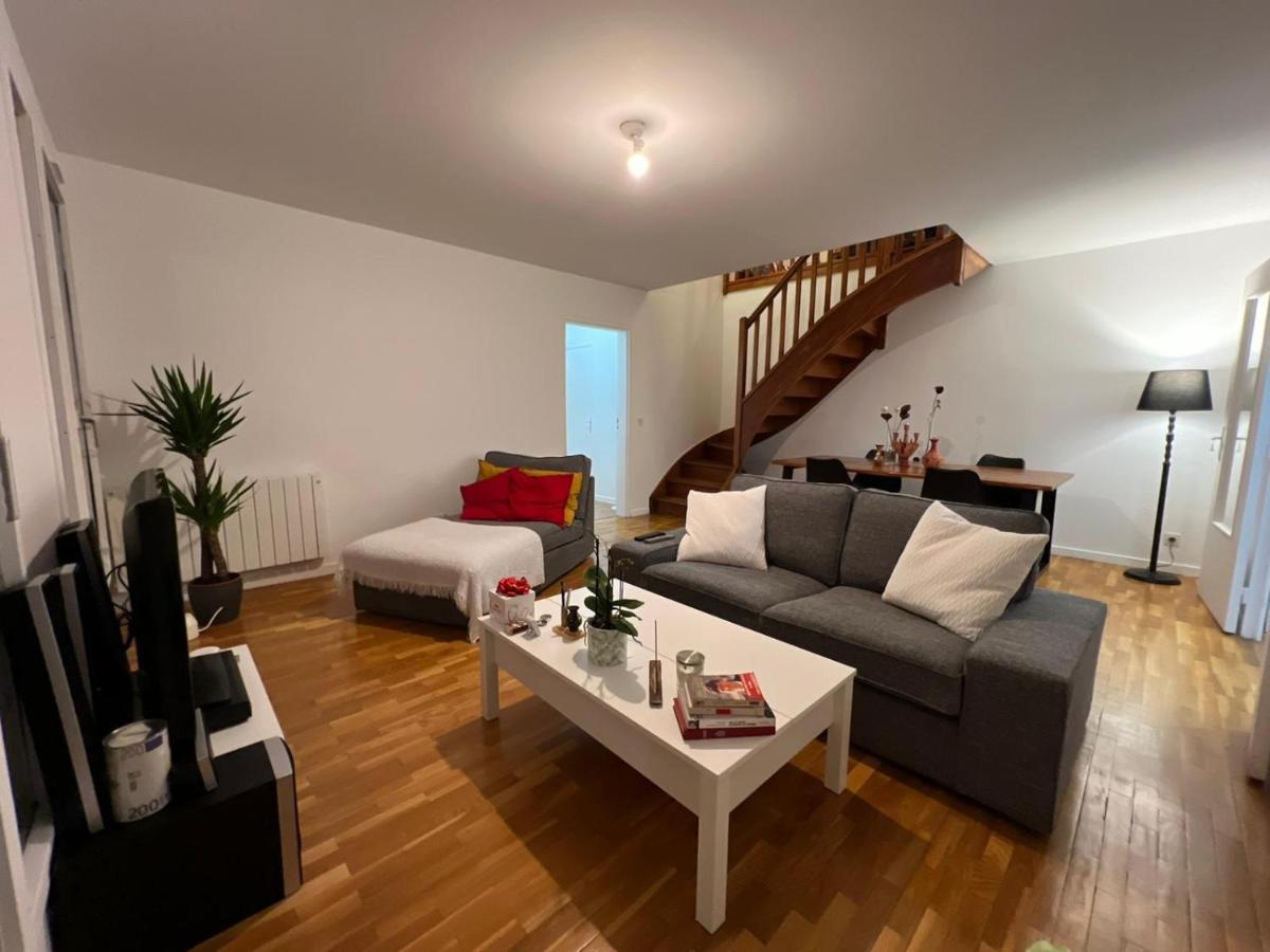 Entire Apartment With Terrace パリ エクステリア 写真